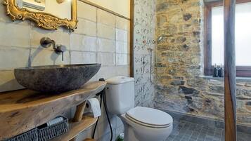Een douche, een haardroger, handdoeken
