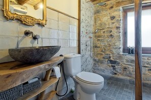 Shower, hair dryer, towels - Holiday Home 'Miradoiro Do Courel' with Mountain Views, Private Garden & Balcony (Campelo)