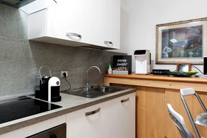 Een koelkast, een microgolfoven, een oven, een kookplaat