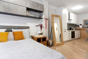 2 bedrooms, free WiFi, bed sheets - Apartment 'Freddie House' with Balcony and Wi-Fi (Albiano)