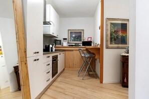 Fridge, microwave, oven, stovetop - Apartment 'Freddie House' with Balcony and Wi-Fi (Albiano)