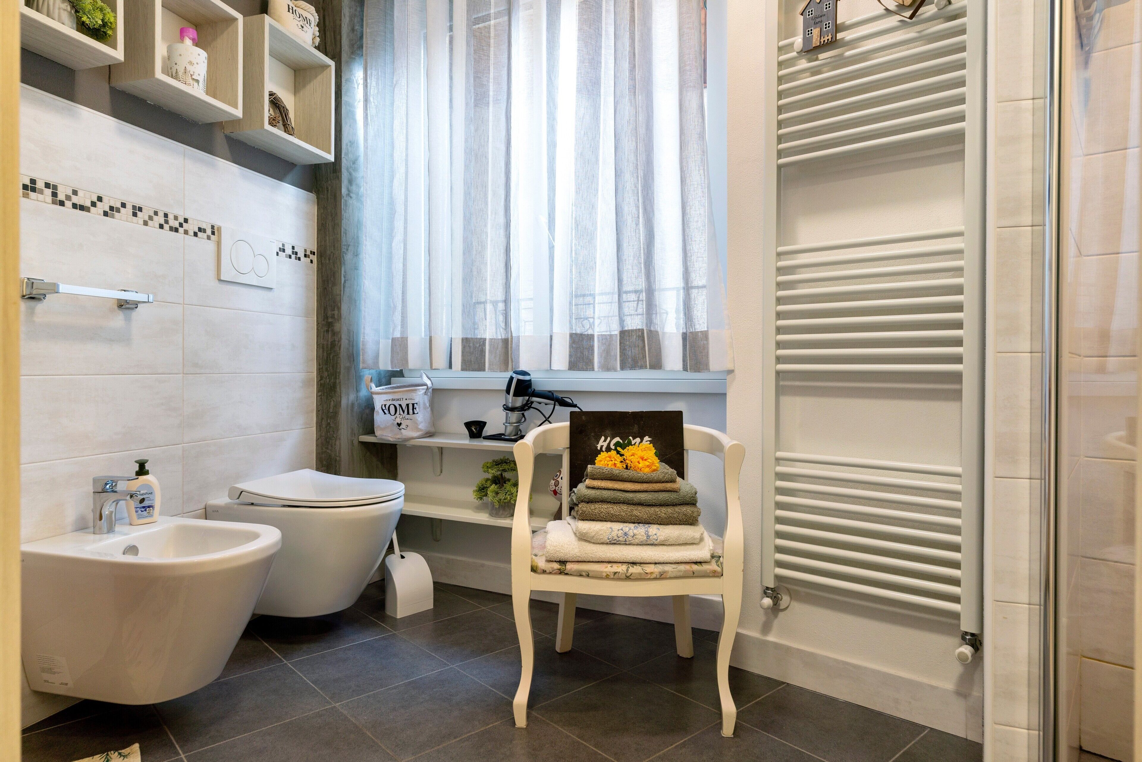 Ducha, secador de pelo y toallas