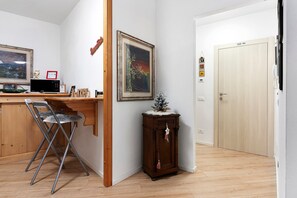 Business centre - Apartment 'Freddie House' with Balcony and Wi-Fi (Albiano)