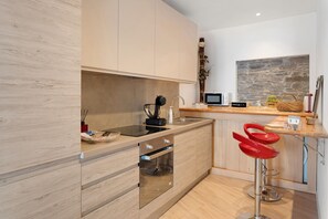 Fridge, microwave, oven, stovetop - Studio 'Leonard Chalet House' with Balcony and Wi-Fi (Albiano)