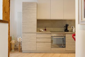 Jääkaappi, mikroaaltouuni, uuni, liesi