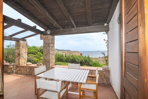 Outdoor dining - Villa 'Molara' with Sea View, Private Terrace, and Air Conditioning (san teodoro)