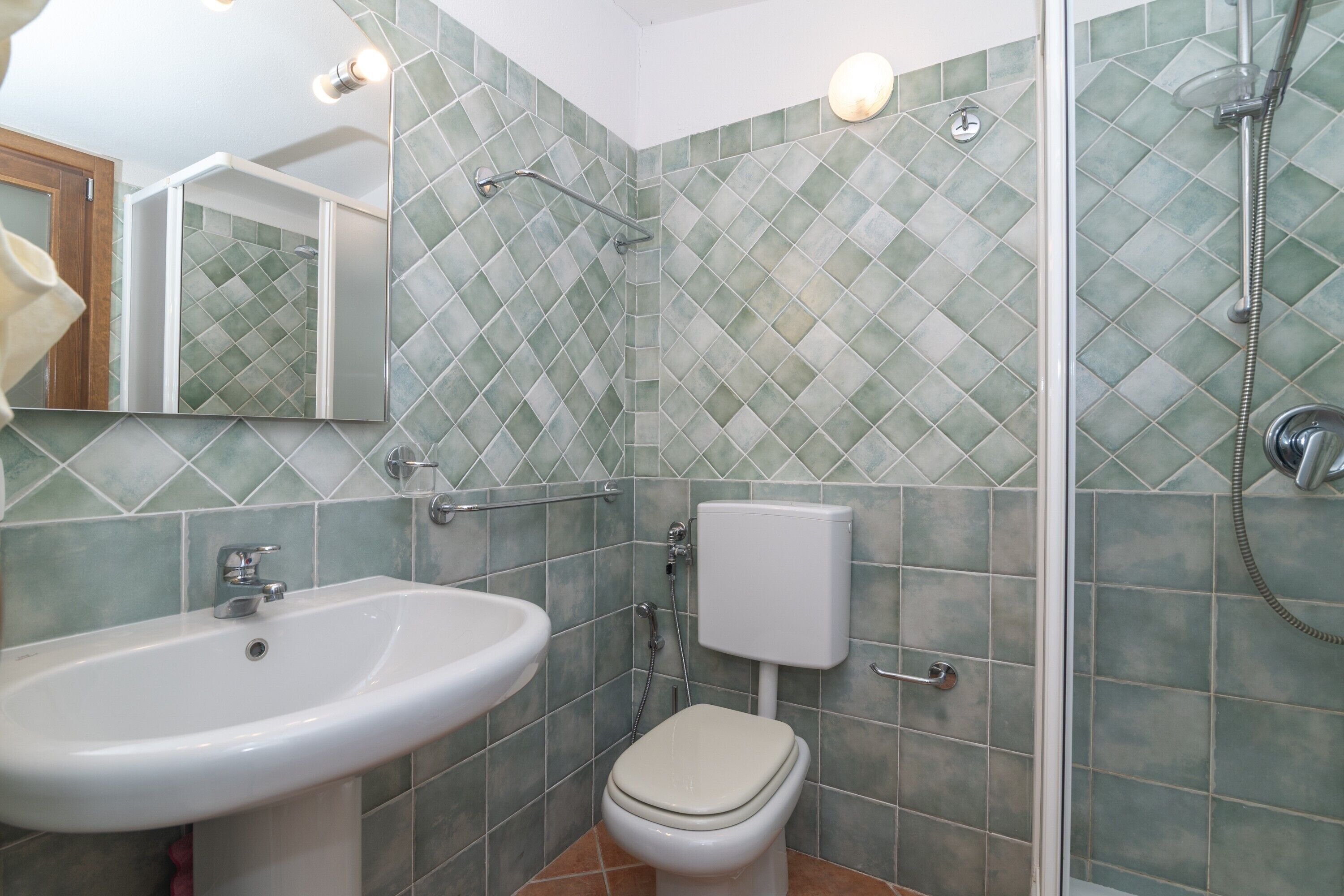 Douche, sèche-cheveux, serviettes fournies