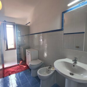 Shower, hair dryer, towels - Villa 'Molara' with Sea View, Private Terrace, and Air Conditioning (san teodoro)