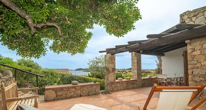 Villa 'Molara' avec vue sur la mer, terrasse privée et climatisation
