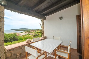 Outdoor dining - Villa 'Molara' with Sea View, Private Terrace, and Air Conditioning (san teodoro)