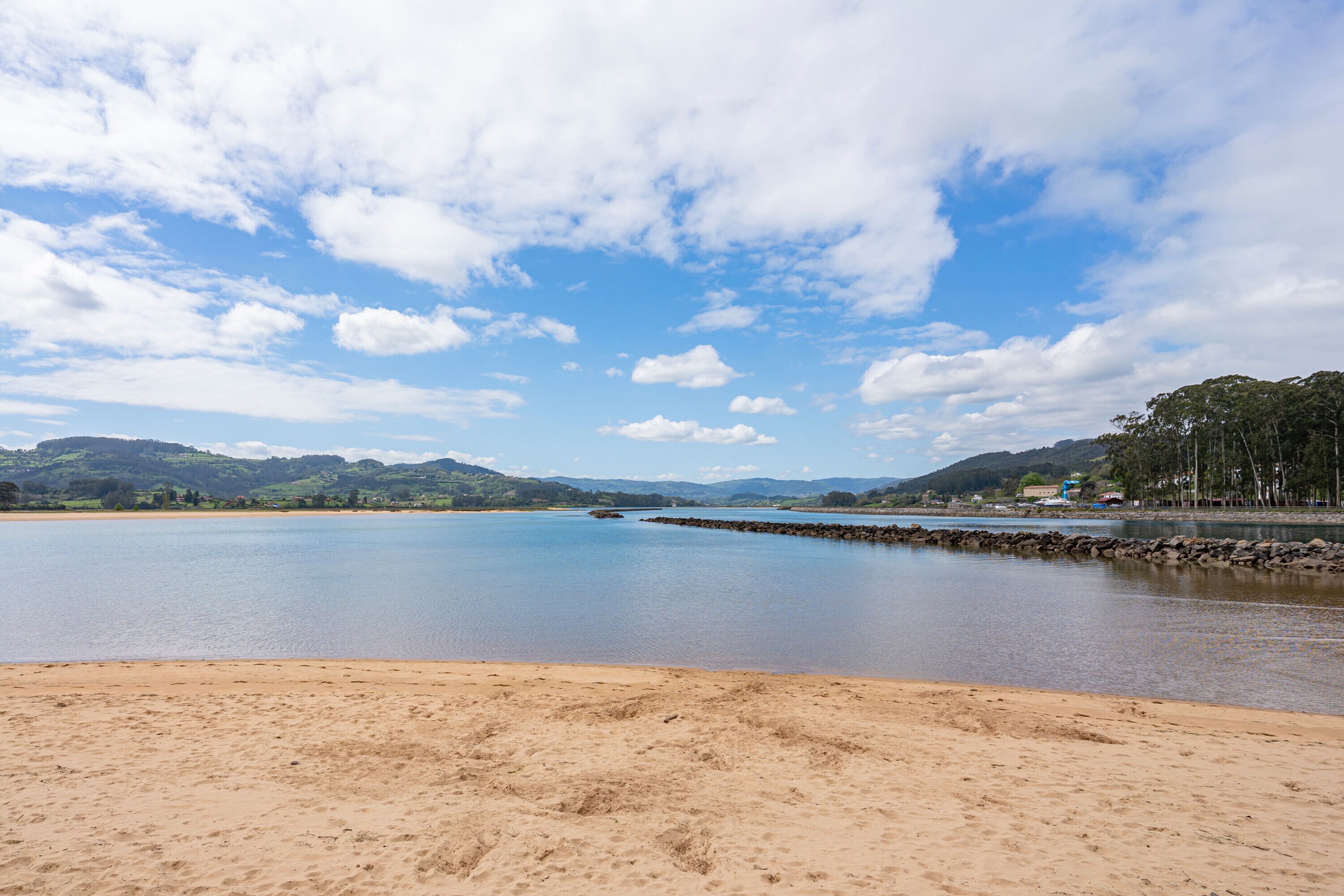 Una spiaggia nelle vicinanze