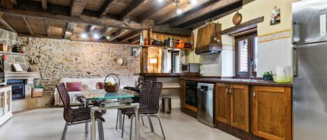 冷蔵庫、電子レンジ、オーブン、コンロ