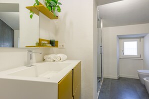 Douche, sèche-cheveux, bidet, serviettes fournies