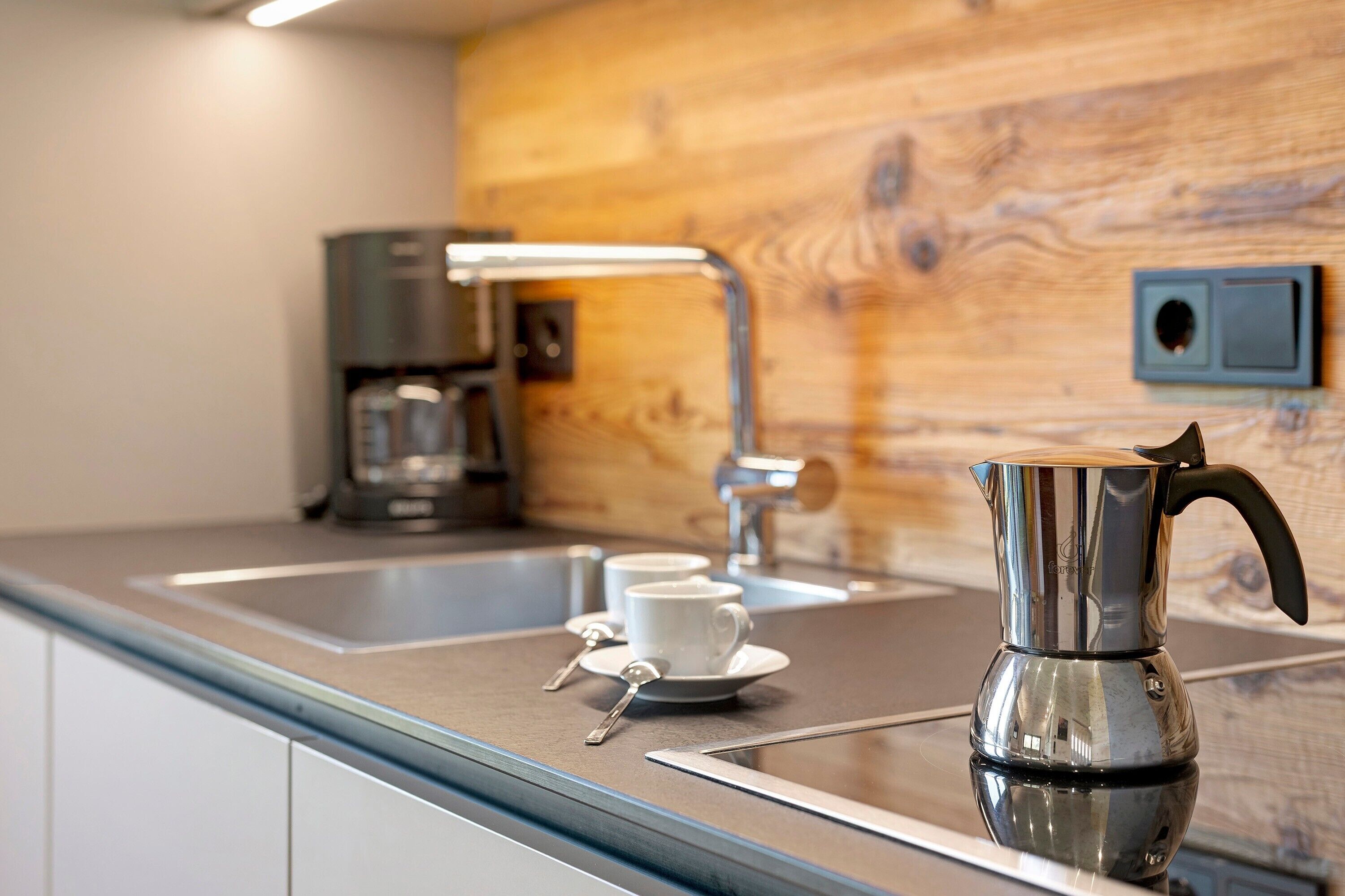 Cafetière/bouilloire, réfrigérateur, four, plaque de cuisson