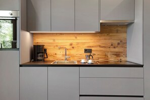 Frigorífico, horno, placa de cocina y lavavajillas