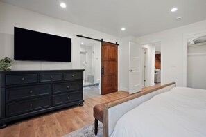 5 chambres, bureau, fer et planche à repasser, lit parapluie