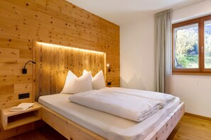 1 bedroom, free WiFi, bed sheets - Holiday Apartment 'Baumannhof Apartment Ega' with Mountain View, Shared Terrace and Wi-Fi (Funes)