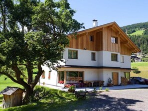 Exterior - Holiday Apartment 'Baumannhof Apartment Ega' with Mountain View, Shared Terrace and Wi-Fi (Funes)