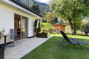Outdoor dining - Holiday Apartment 'Baumannhof Apartment Ega' with Mountain View, Shared Terrace and Wi-Fi (Funes)
