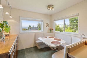 Interior - Quiet & spacious 3+ BR house with mountain & water views, large deck and yard (Seattle)