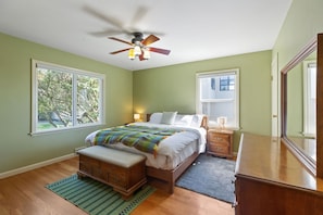 3 bedrooms, iron/ironing board, free WiFi, bed sheets - Quiet & spacious 3+ BR house with mountain & water views, large deck and yard (Seattle)