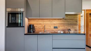 Frigorifero, forno, piano cottura, lavastoviglie