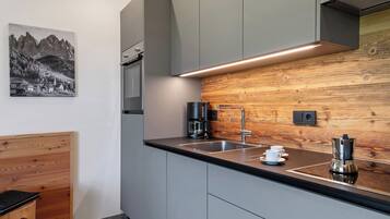 Frigorifero, forno, piano cottura, lavastoviglie