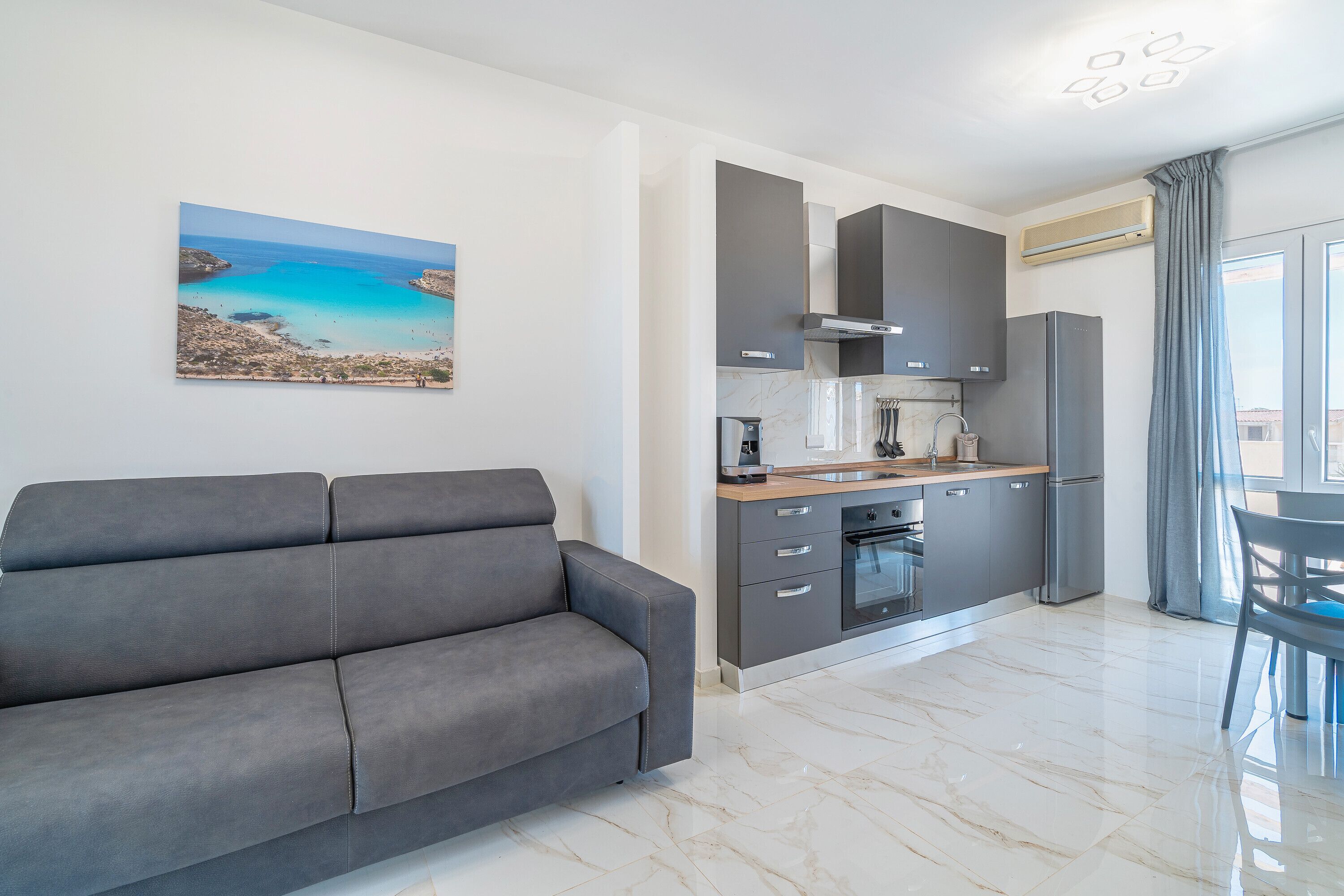 Frigorifero, forno, piano cottura, lavastoviglie