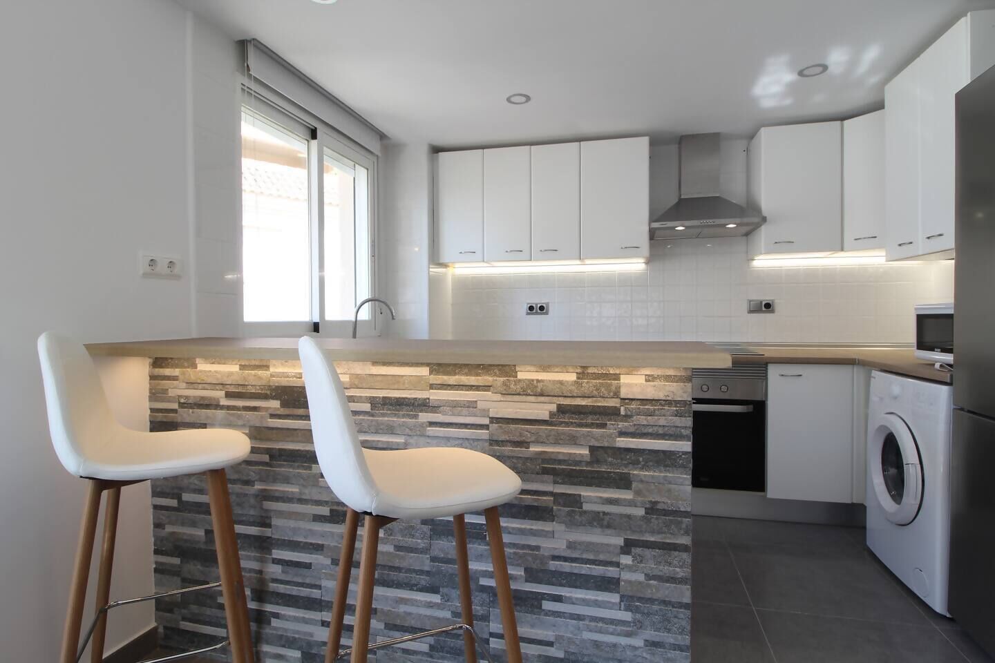 Jääkaappi, mikroaaltouuni, uuni, liesi