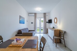 TV - Apartment 'Marzamemi 2 with Private Garden', Wi-Fi and Air Conditioning (Marzamemi)
