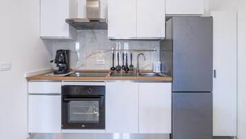 Fridge, oven, stovetop, coffee/tea maker