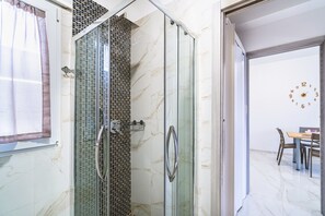 Dusche, Haartrockner, Handtücher