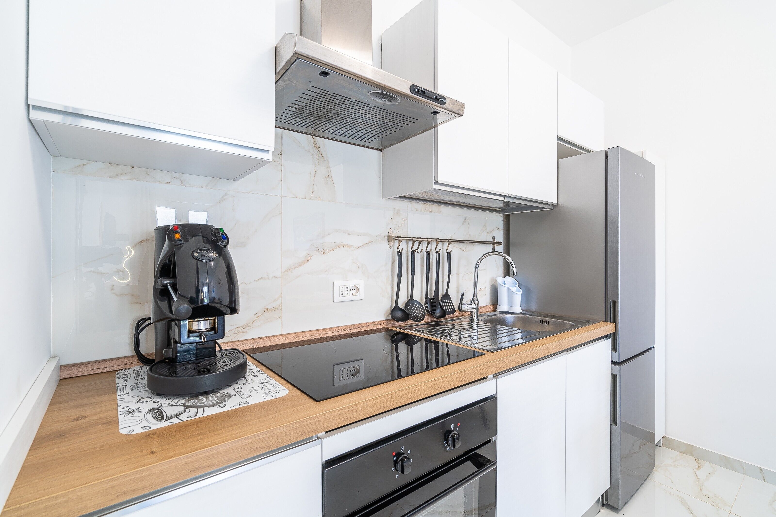 Fridge, oven, stovetop, coffee/tea maker