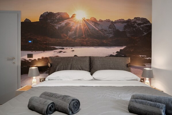 Tabla de planchar con plancha, wifi gratis y ropa de cama 