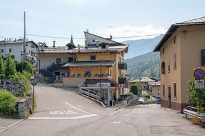 Une rue avec un panneau de signalisation indiquant un arrêt obligatoire, un hôtel BLU et un panneau interdisant le stationnement.
