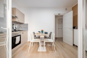 Fridge, oven, stovetop, coffee/tea maker