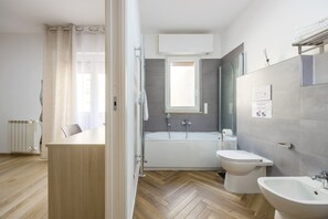 Shower, hair dryer, towels - Apartment 'Kome's' with Balcony, Wi-Fi and Air Conditioning (Palermo)