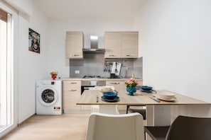 Fridge, oven, stovetop, coffee/tea maker