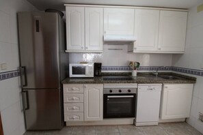 Kühlschrank, Mikrowelle, Ofen, Herdplatte