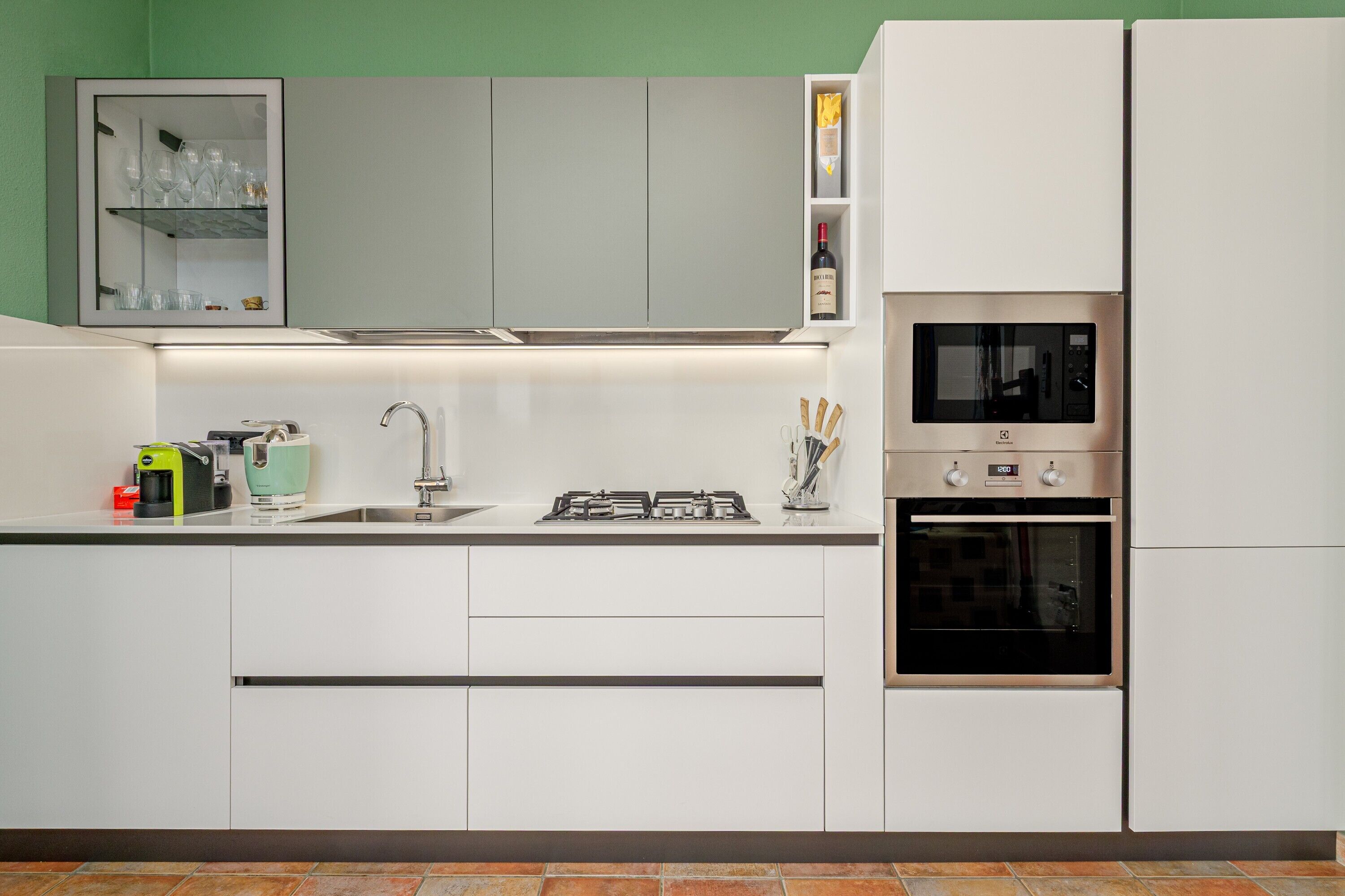 Frigorifero, microonde, forno, piano cottura