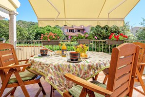 Outdoor dining - Apartment 'Agata Verde' with Views of the Hills and Garden (Porto Ottiolu)