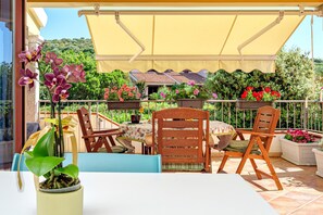 Outdoor dining - Apartment 'Agata Verde' with Views of the Hills and Garden (Porto Ottiolu)