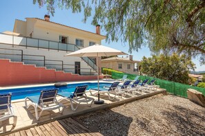 A pool area with lounge chairs and a staircase leading to a building. - Holiday Home 'Azzure' with Sea View, Wi-Fi and Air Conditioning (Lloret de Mar)