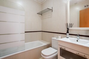 Chuveiro, secador de cabelo, toalhas de banho 