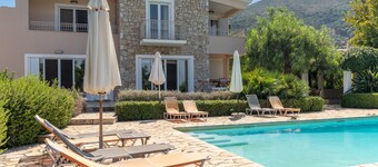 Villa 'Luxury  Flora Kiparissia' with Sea View, Wi-Fi and Air Conditioning