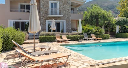 Villa 'Luxury Flora Kiparissia' with Sea View, Wi-Fi and Air Conditioning