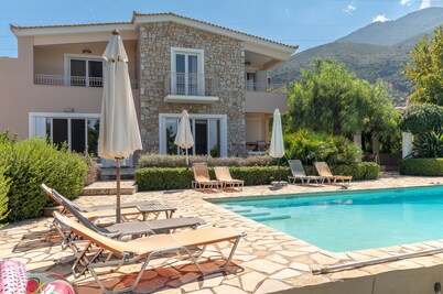 Villa 'Luxury  Flora Kiparissia' with Sea View, Wi-Fi and Air Conditioning