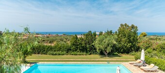Villa 'Luxury  Flora Kiparissia' with Sea View, Wi-Fi and Air Conditioning