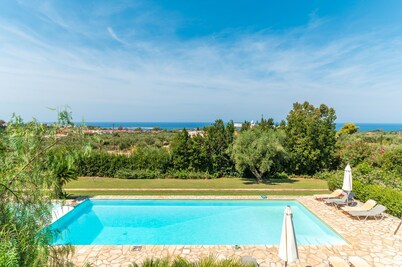 Villa 'Luxury  Flora Kiparissia' with Sea View, Wi-Fi and Air Conditioning