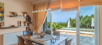 Villa 'Luxury  Flora Kiparissia' with Sea View, Wi-Fi and Air Conditioning